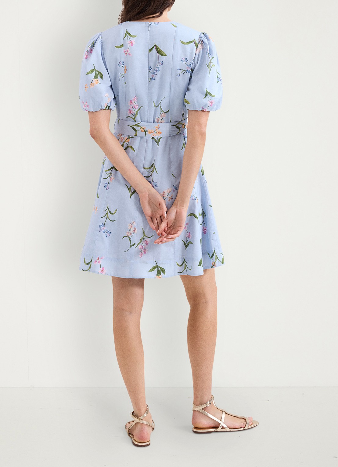 Phase Eight Velma mini jurk met bloemenprint en strikceintuur - achterkant 8 lichtblauw