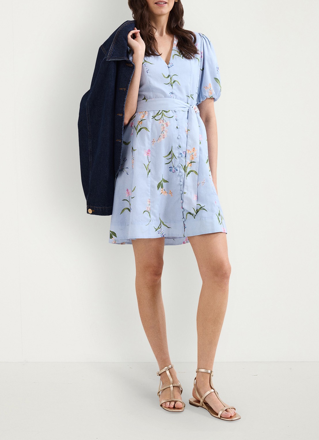Phase Eight Velma mini jurk met bloemenprint en strikceintuur - detail 5 lichtblauw