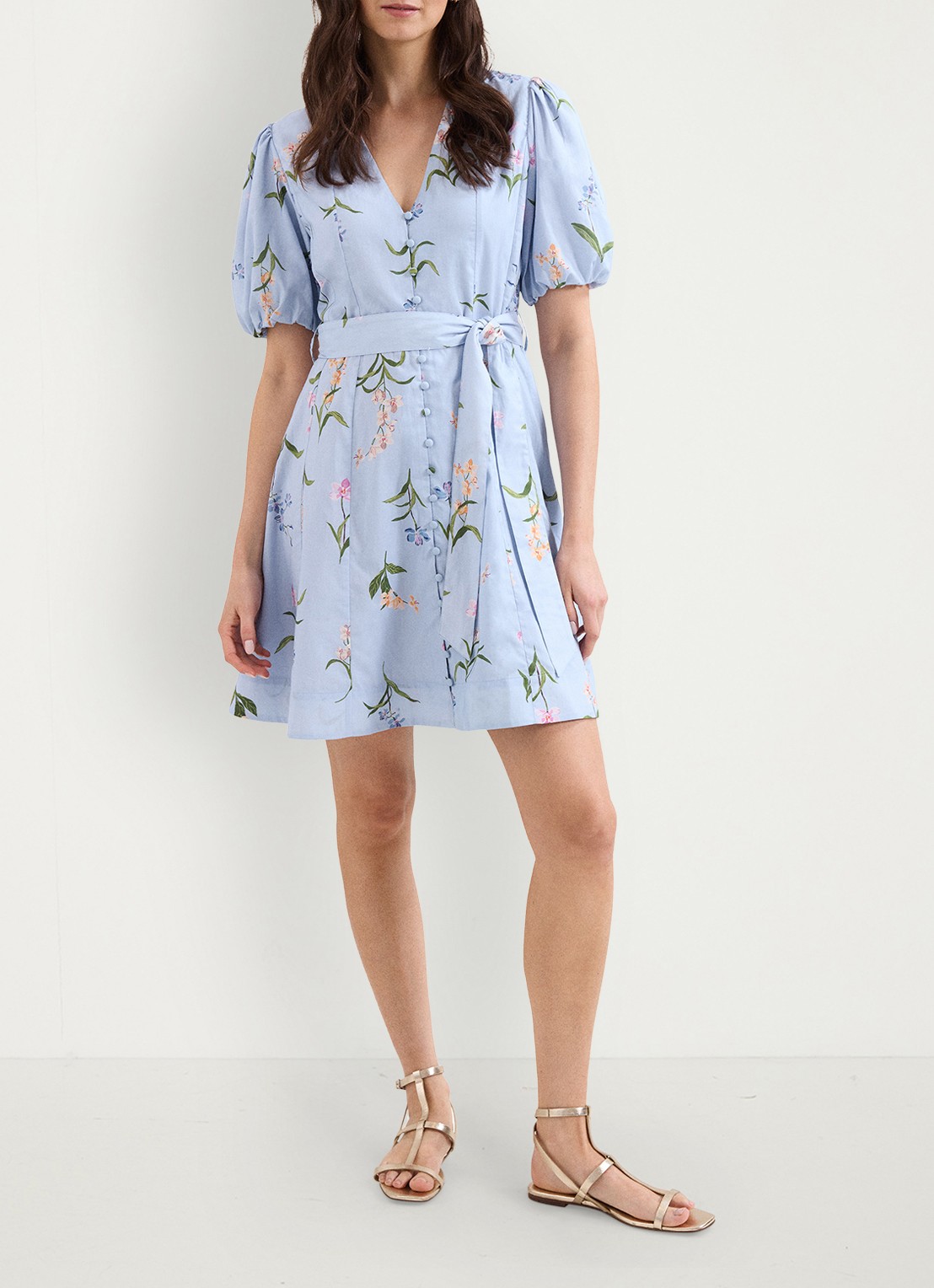 Phase Eight Velma mini jurk met bloemenprint en strikceintuur - voorkant 2 lichtblauw