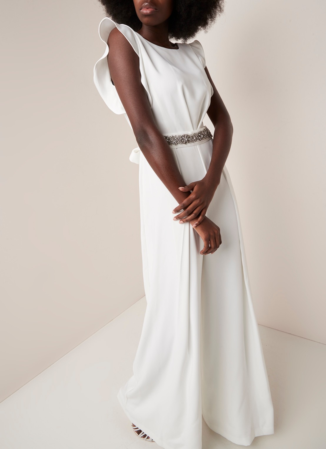 Phase Eight Victoriana bruids jumpsuit met strass-decoratie en strikceintuur - detail ivoor