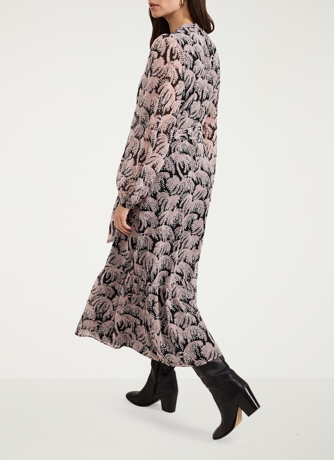 Phase Eight Willow maxi blousejurk met bladprint en strikceintuur - detail 4 zwart
