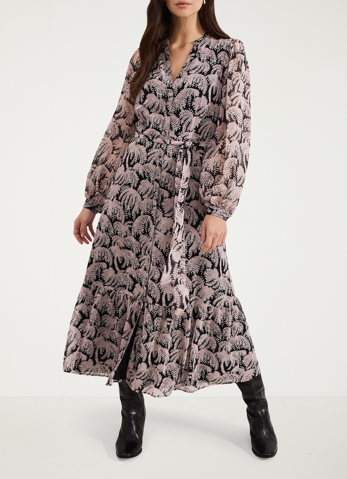 Phase Eight Willow maxi blousejurk met bladprint en strikceintuur - voorkant 2 zwart
