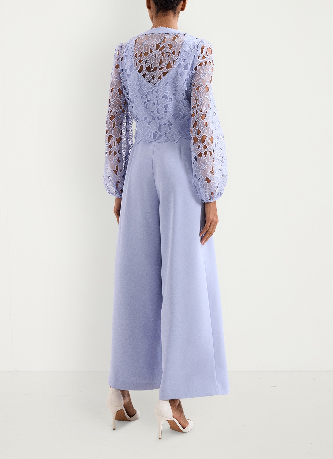 Phase Eight Winona wide fit jumpsuit met details van kant - achterkant 8 lichtpaars