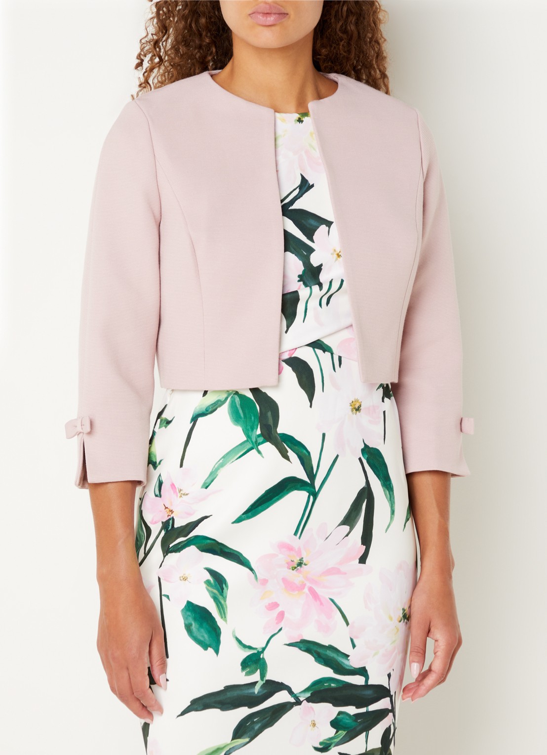 Phase Eight Zoelle bolero met schoudervulling - detail 3 roze