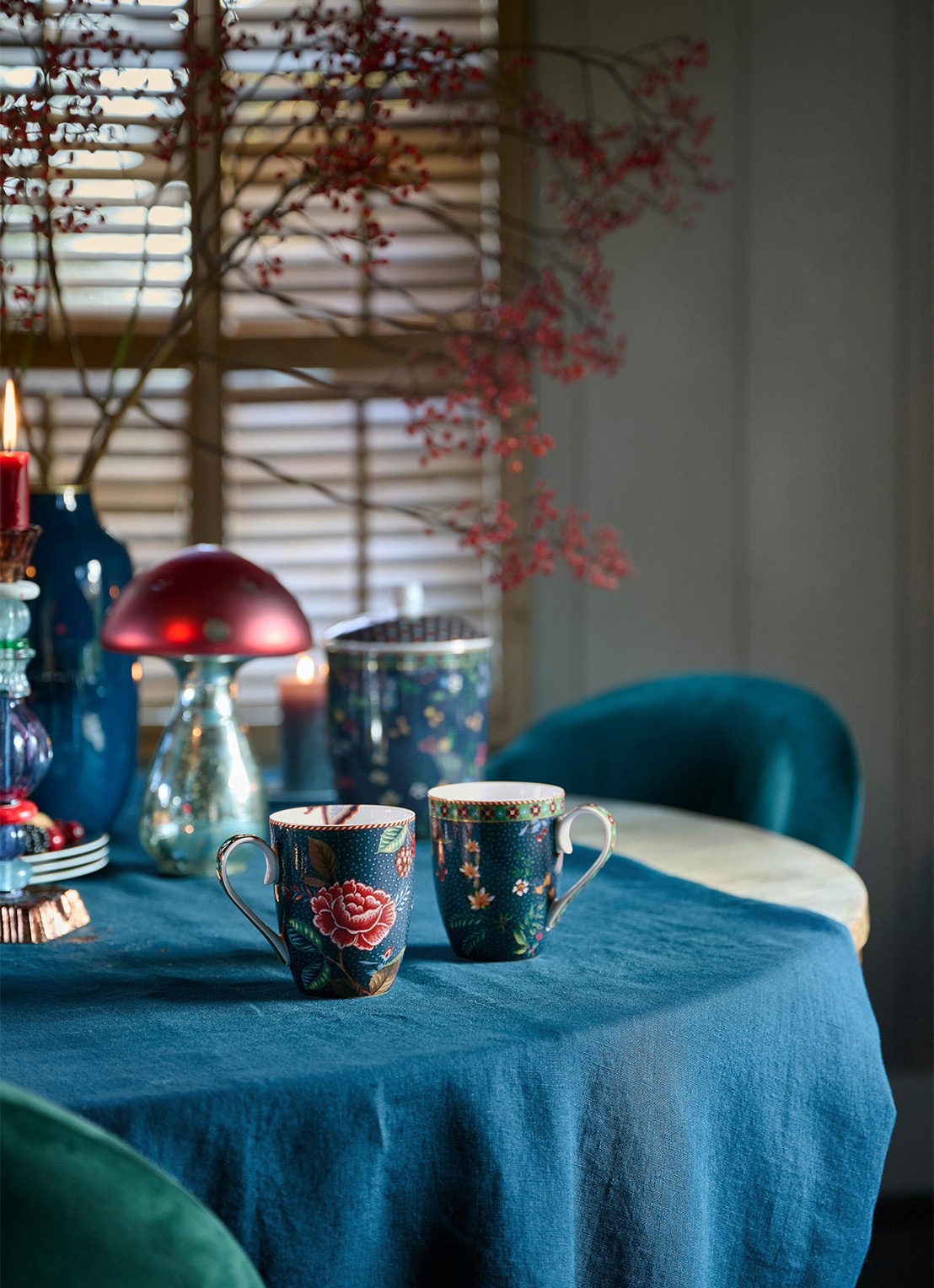 Pip Studio Berry Blues mok  - detail 4 donkerblauw