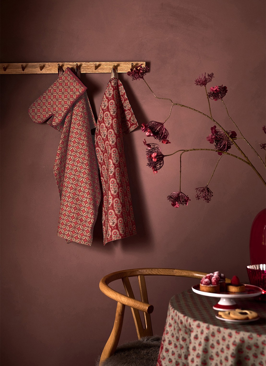 Pip Studio Blooming Tales Bustani-Pashmina theedoek 50 x 70 cm set van 2 - voorkant 6 donkerrood