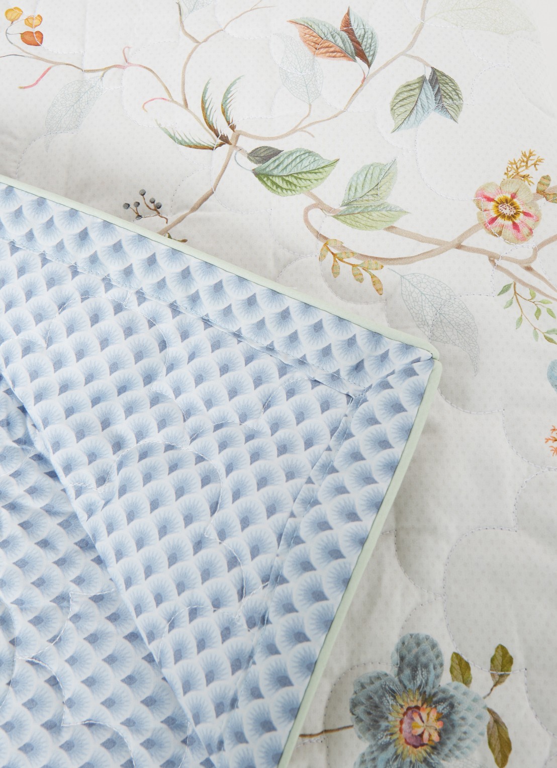 Pip Studio Kawai Flower quilt bedsprei van katoen perkal  - detail wit
