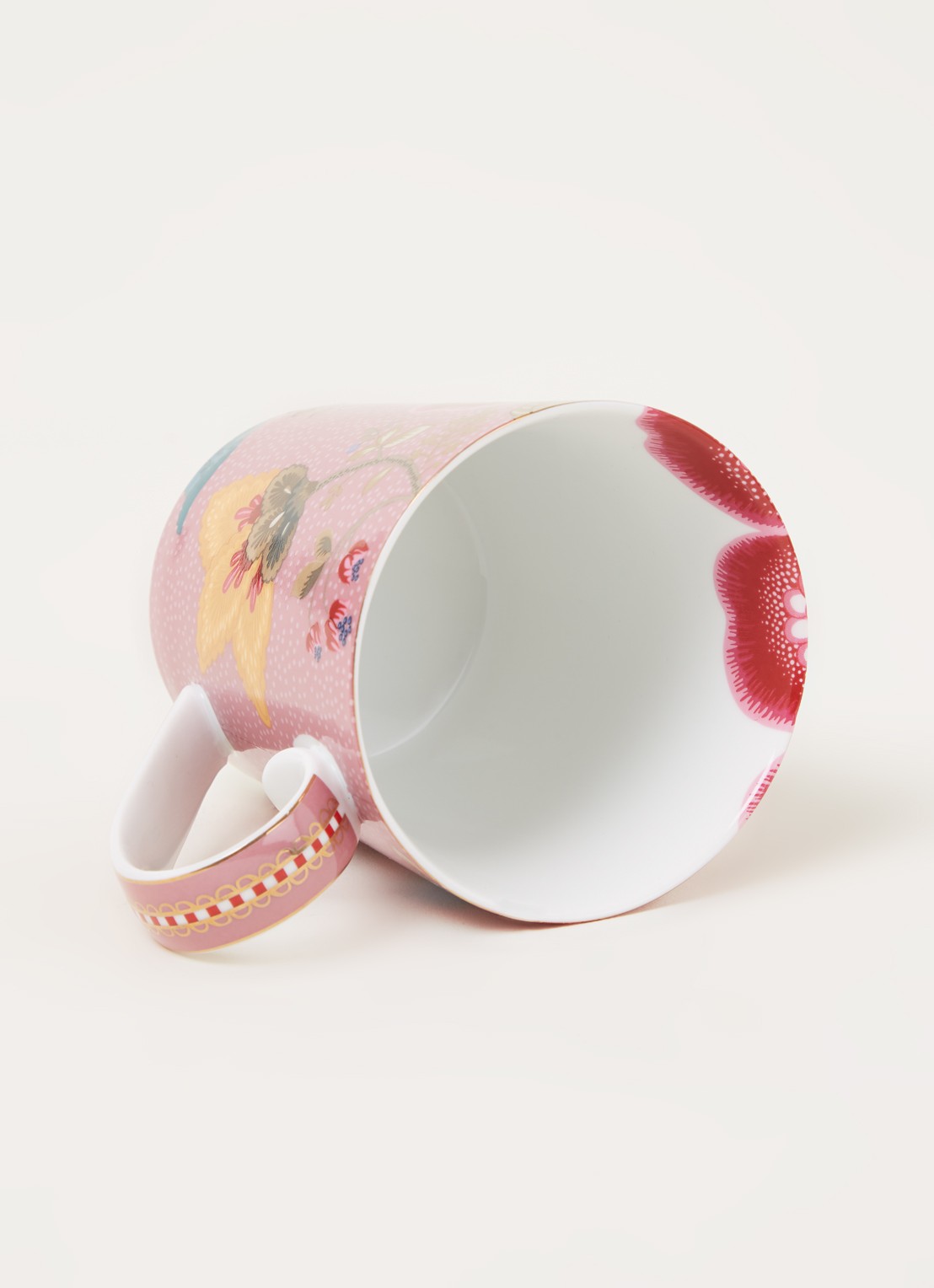 Pip Studio Letter A Floral Fantasy mok 35 cl - detail roze
