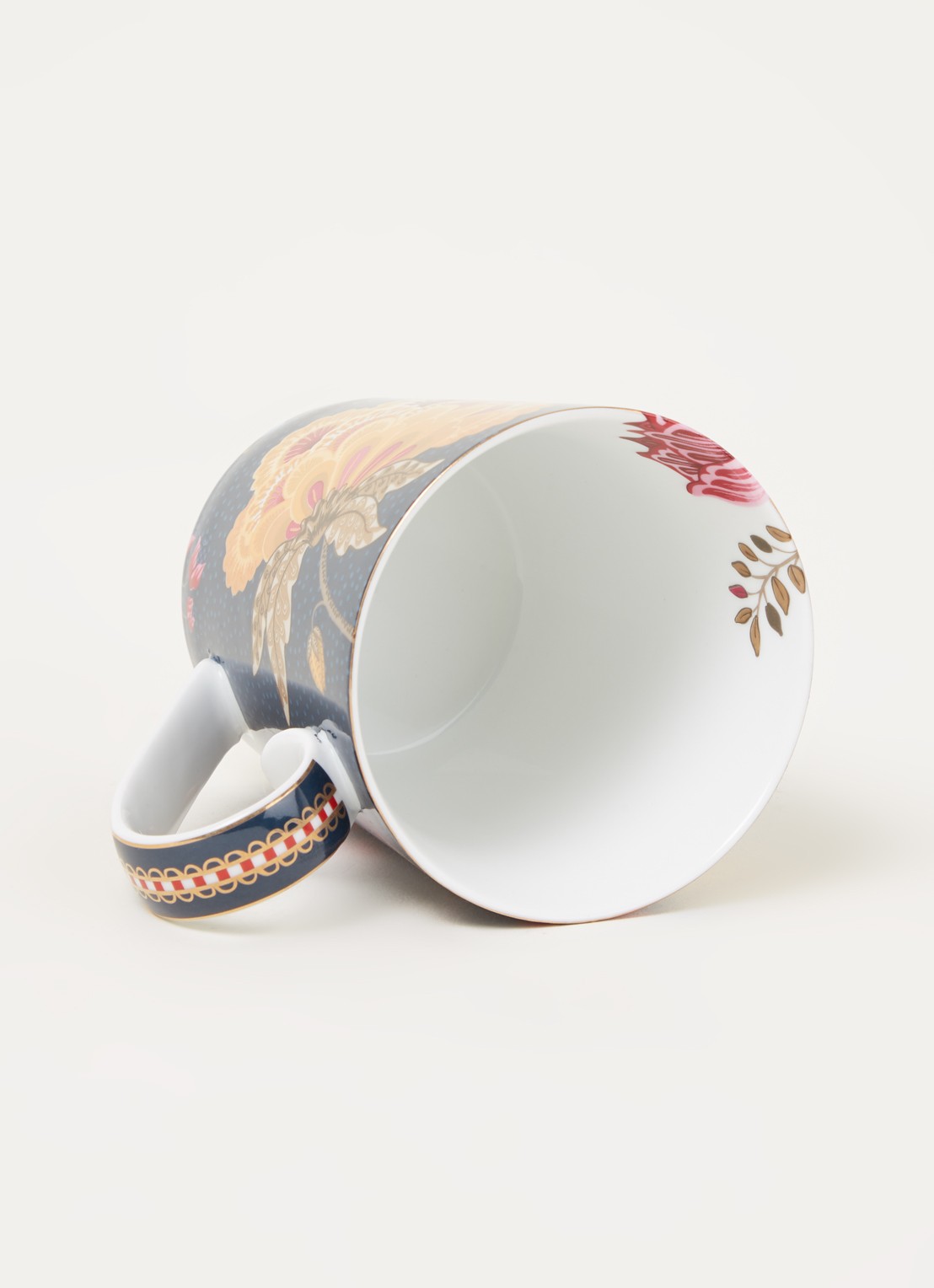 Pip Studio Letter P Floral Fantasy mok 35 cl - detail donkerblauw