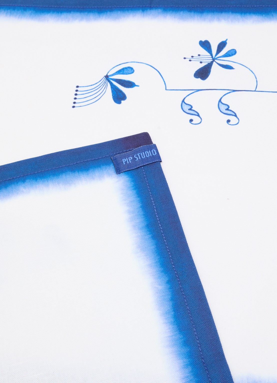Pip Studio Pip & The Blue Bird servetten 40 x 40 cm set van 2  - voorkant 2 donkerblauw