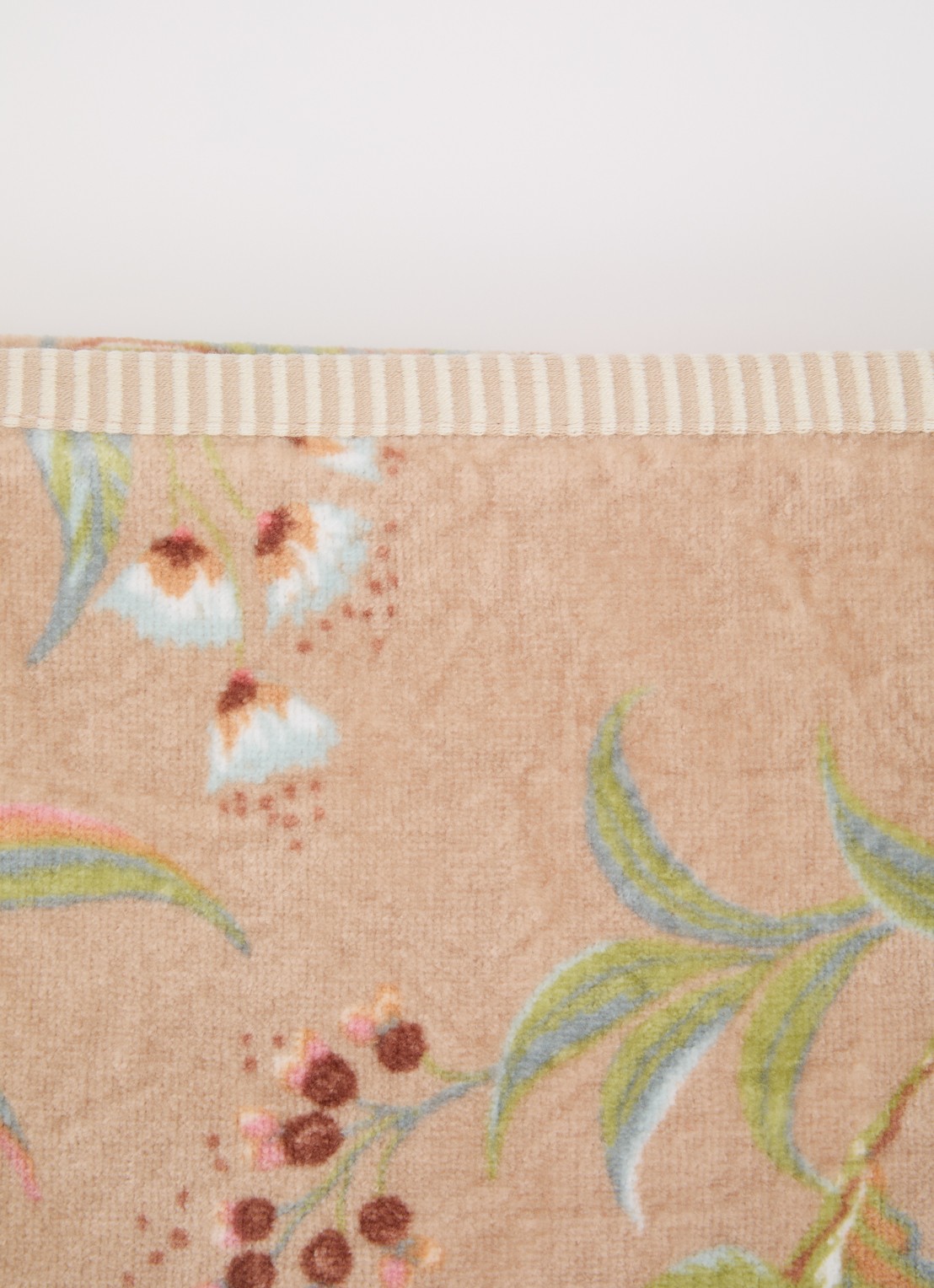 Pip Studio Secret Garden badhanddoek  van katoen - 400 gr/m2 - 55 x 100 cm - detail khaki