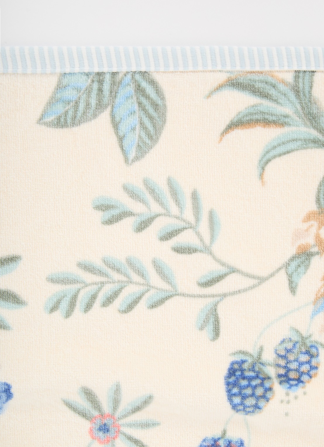 Pip Studio Secret Garden badhanddoek van terry katoen - 400 gr/m2 - 70 x 140 cm - detail gebroken wit