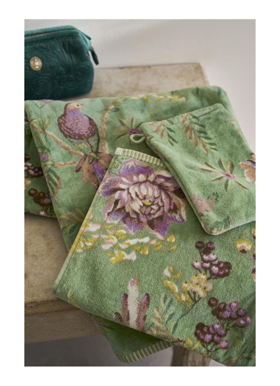 Pip Studio  Secret Garden handdoek van terry katoen - 400 gr/m2 - 55 x 100 cm - voorkant 2 groen