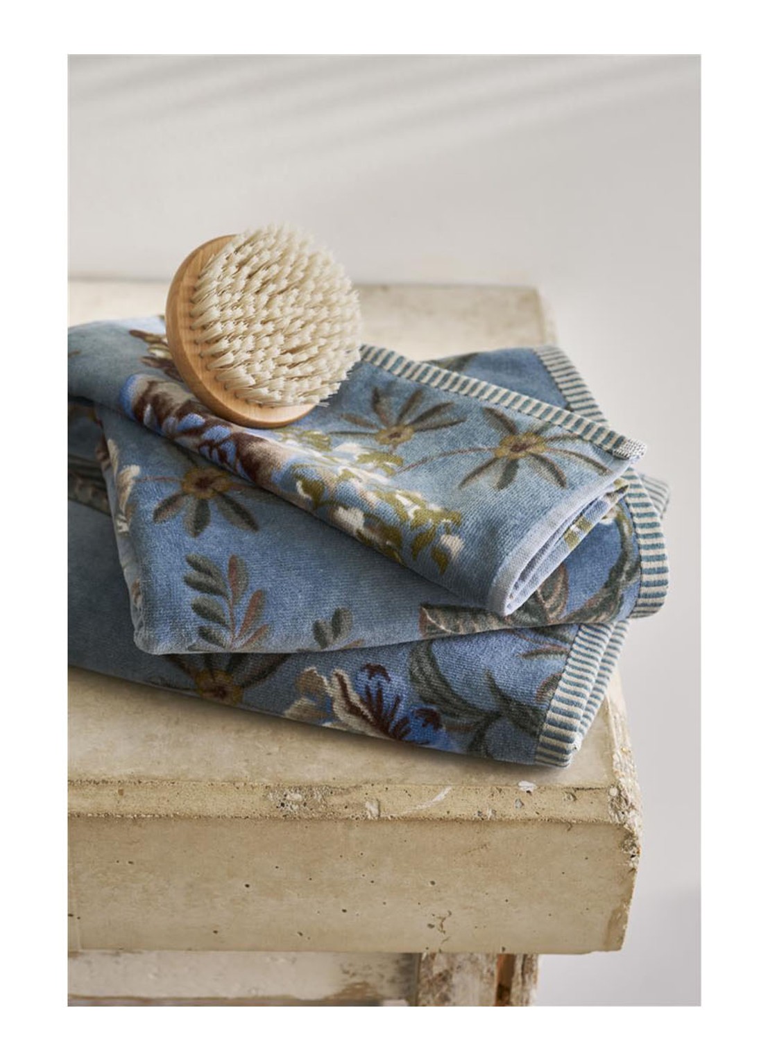 Pip Studio  Secret Garden handdoek van terry katoen - 400 gr/m2 - 55 x 100 cm - voorkant 3 blauw
