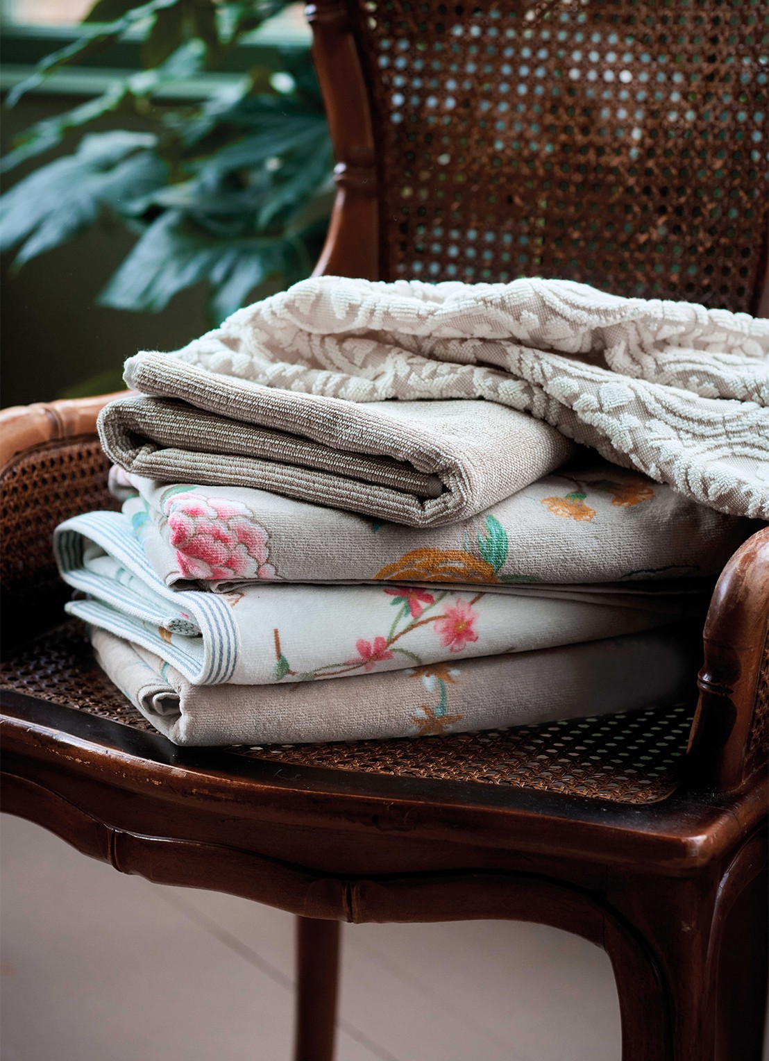 Pip Studio  Tile de Pip douchehanddoek 55 x 100 cm  - achterkant khaki