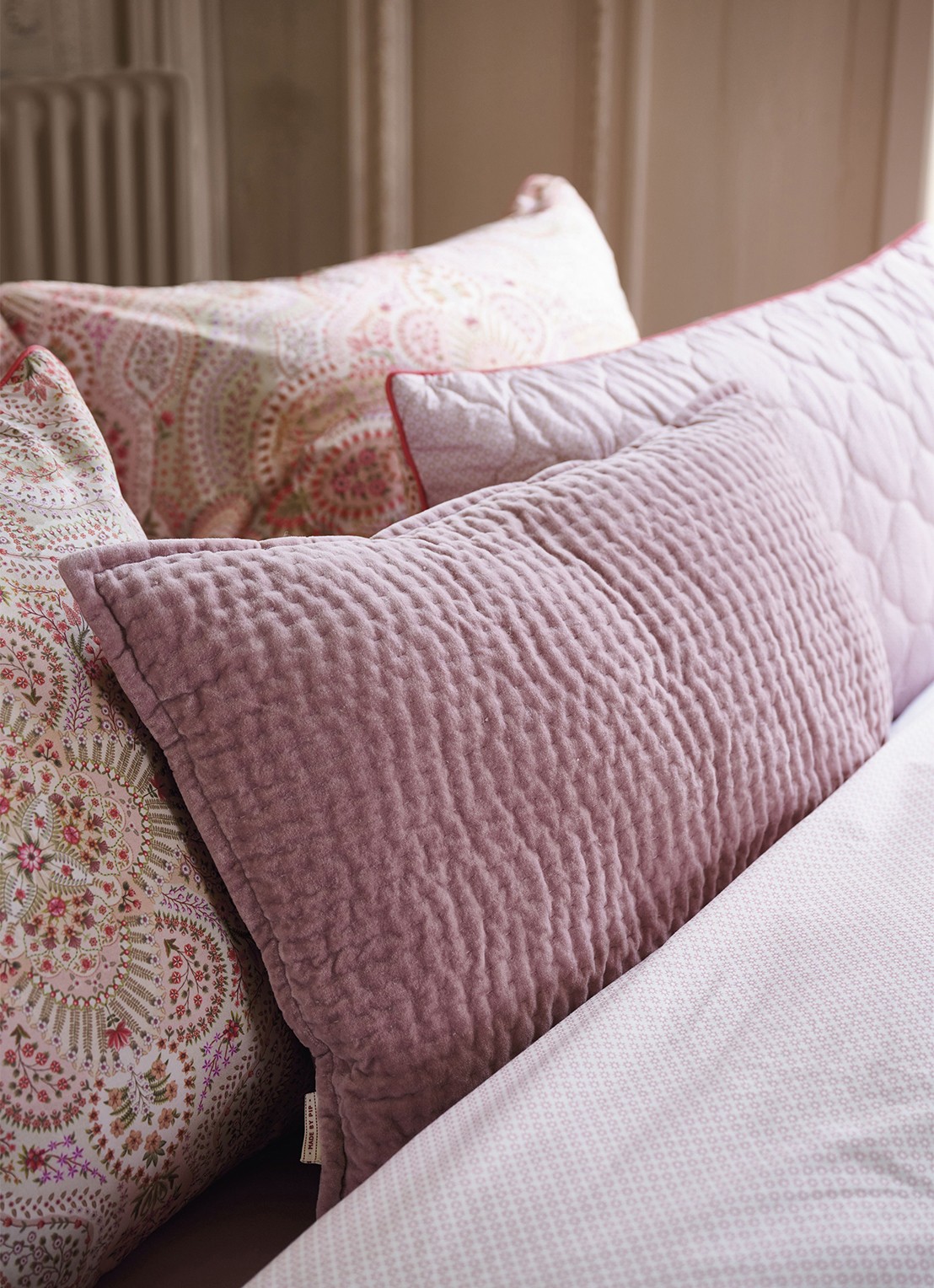 Pip Studio Velvet Sky sierkussen 40 x 60 cm - detail 4 roze