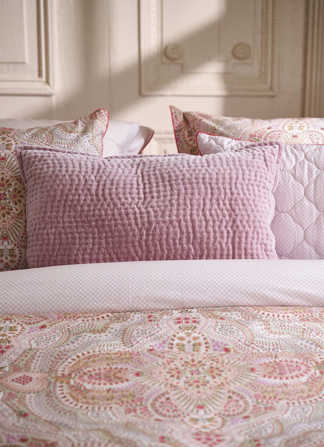 Pip Studio Velvet Sky sierkussen 40 x 60 cm - voorkant 2 roze