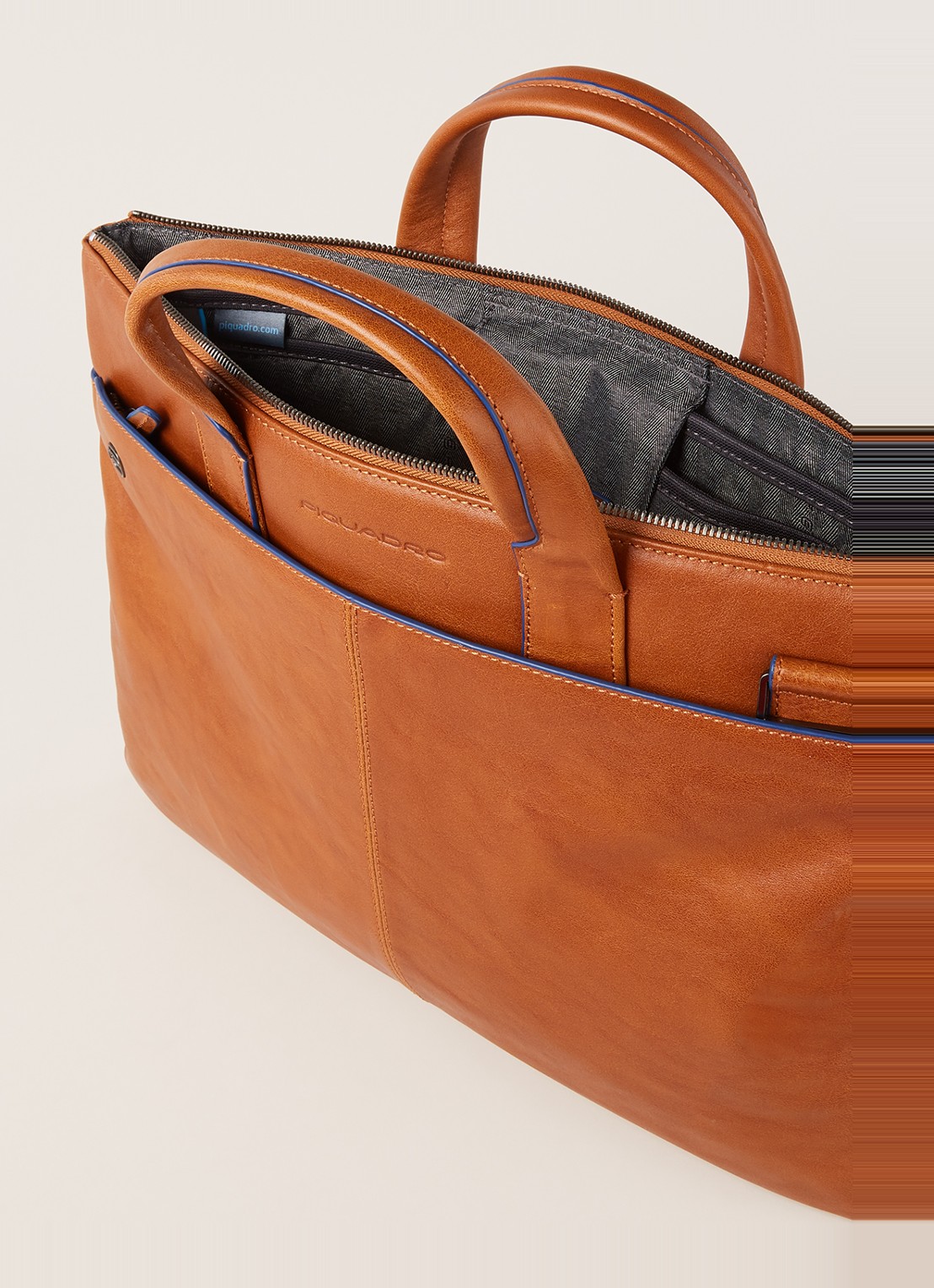 Piquadro Businesstas S van leer met 15 inch laptopvak - detail 2 cognac