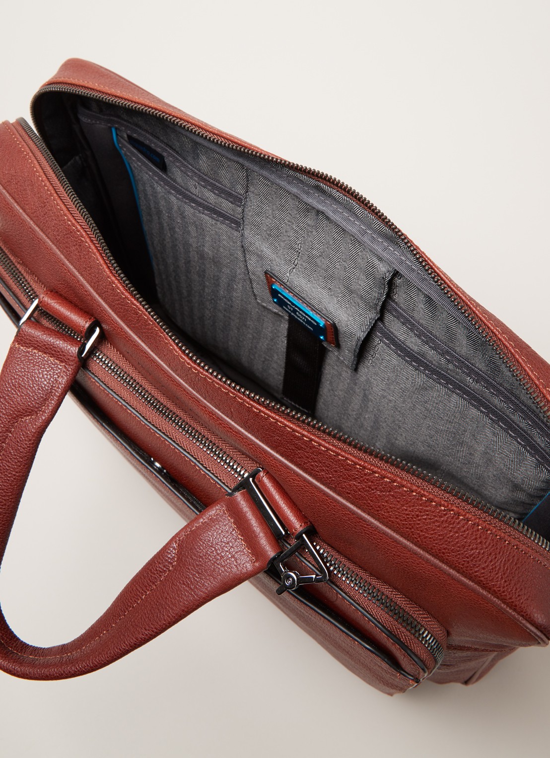 Piquadro Businesstas van leer met 15 inch laptopvak - detail 3 cognac