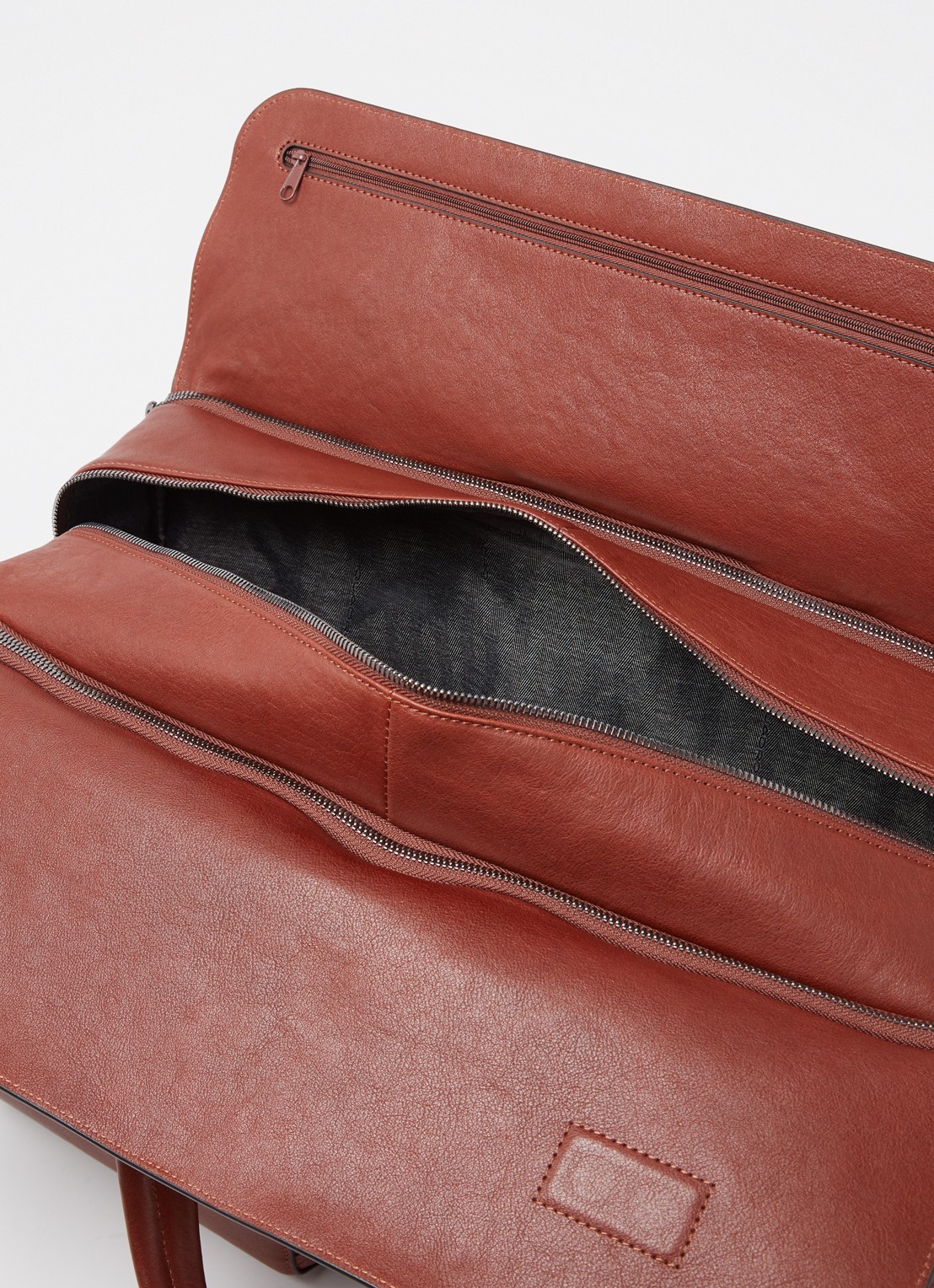 Piquadro Weekendtas van leer met 15 inch laptopvak - detail 2 cognac