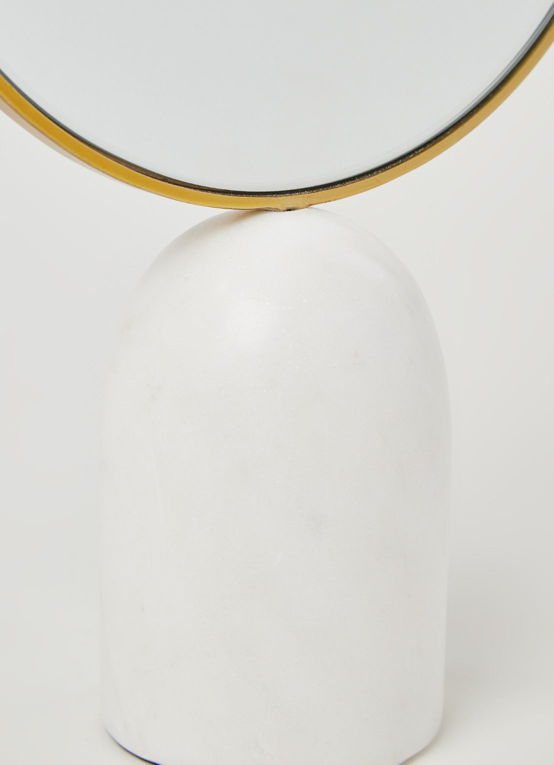 POLSPOTTEN Mirror round marble white tafelspiegel - detail 3 wit