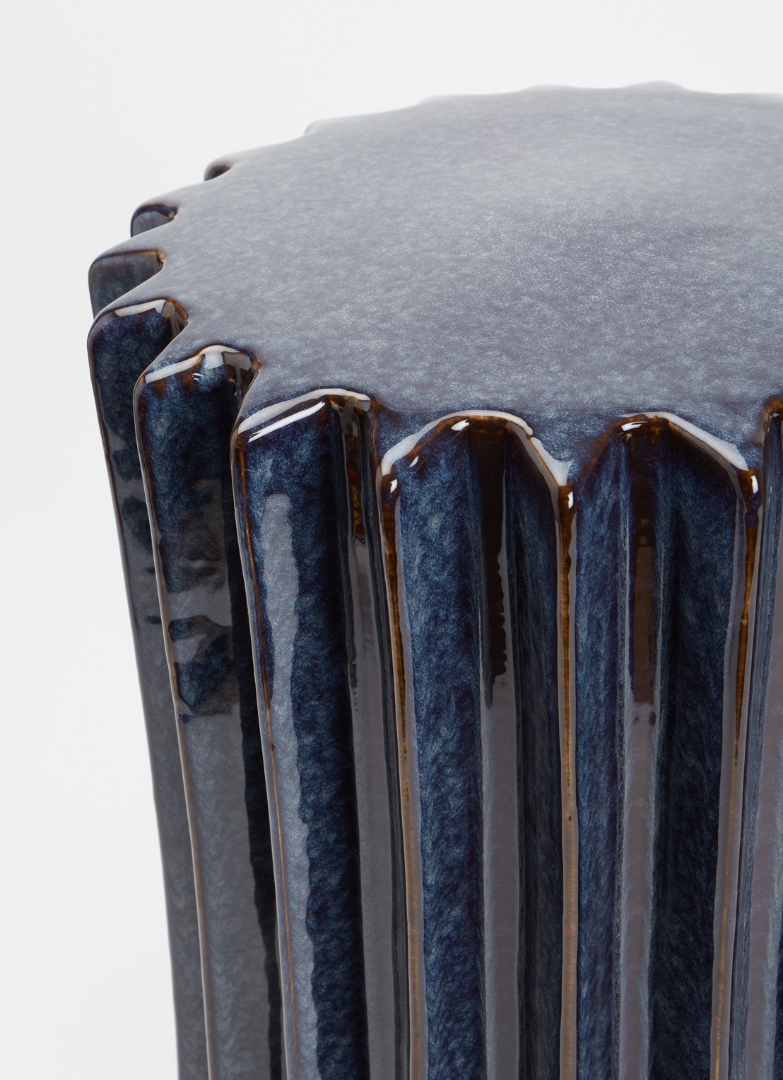 POLSPOTTEN Okra bijzettafel 34 cm - voorkant 2 donkerblauw