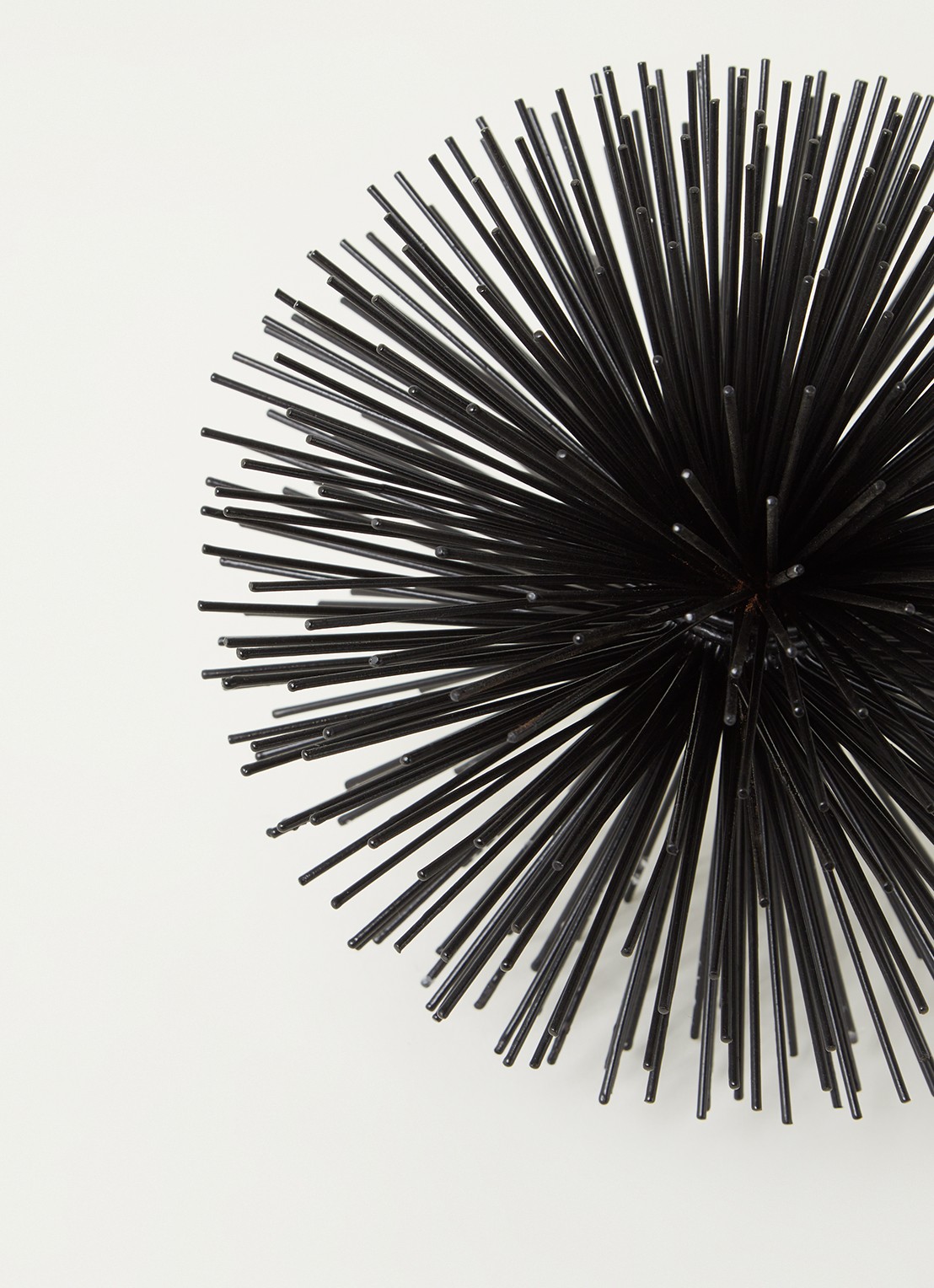 POLSPOTTEN Prickle Small decoratie van messing - detail 3 zwart