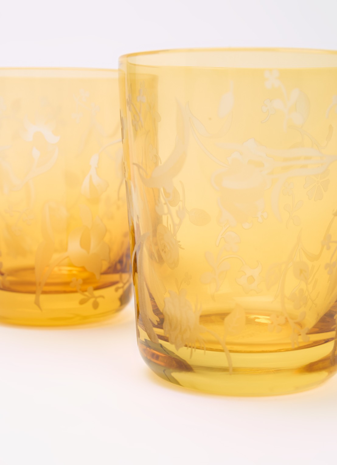 POLSPOTTEN Scattered Flowers glas 54 cl set van 2 - detail 2 okergeel