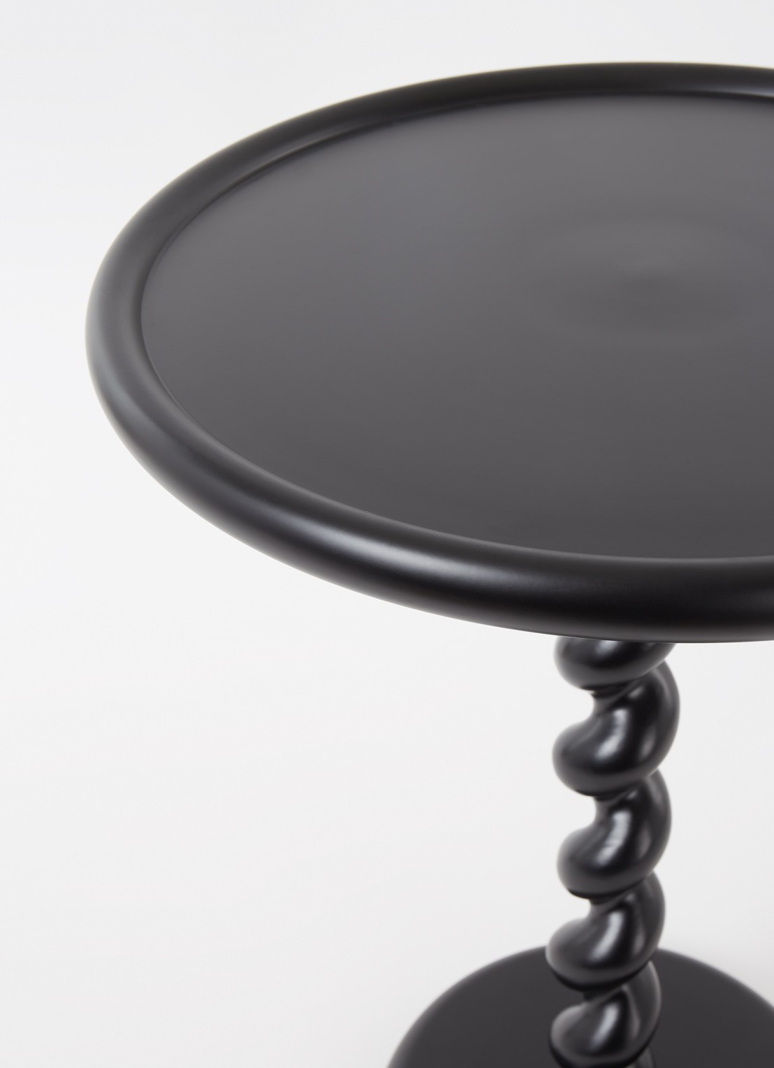 POLSPOTTEN Twister bijzettafel 56 cm - voorkant 2 zwart