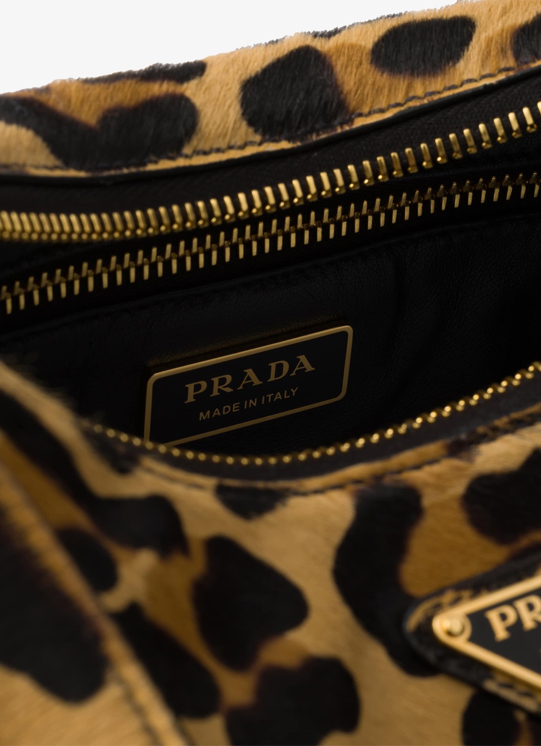Prada Aimée Medium schoudertas van leer met panterprint - detail 2 camel