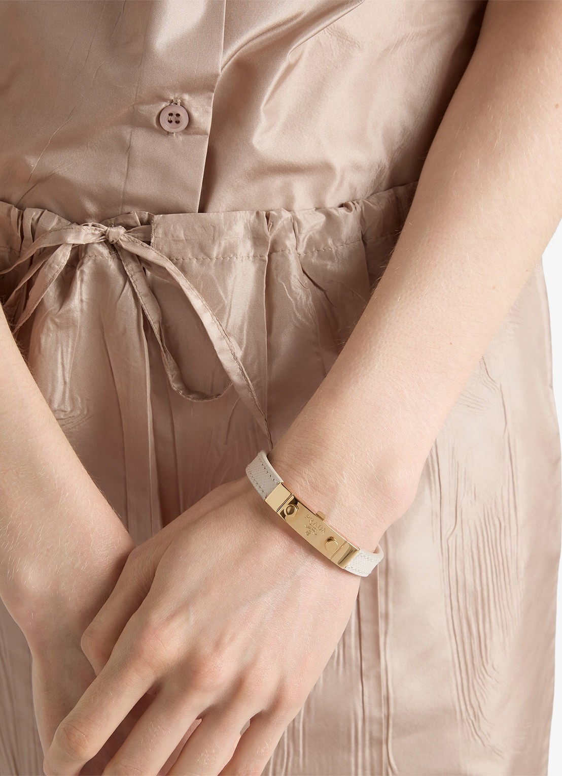 Prada Armband van leer met logo - voorkant 3 gebroken wit