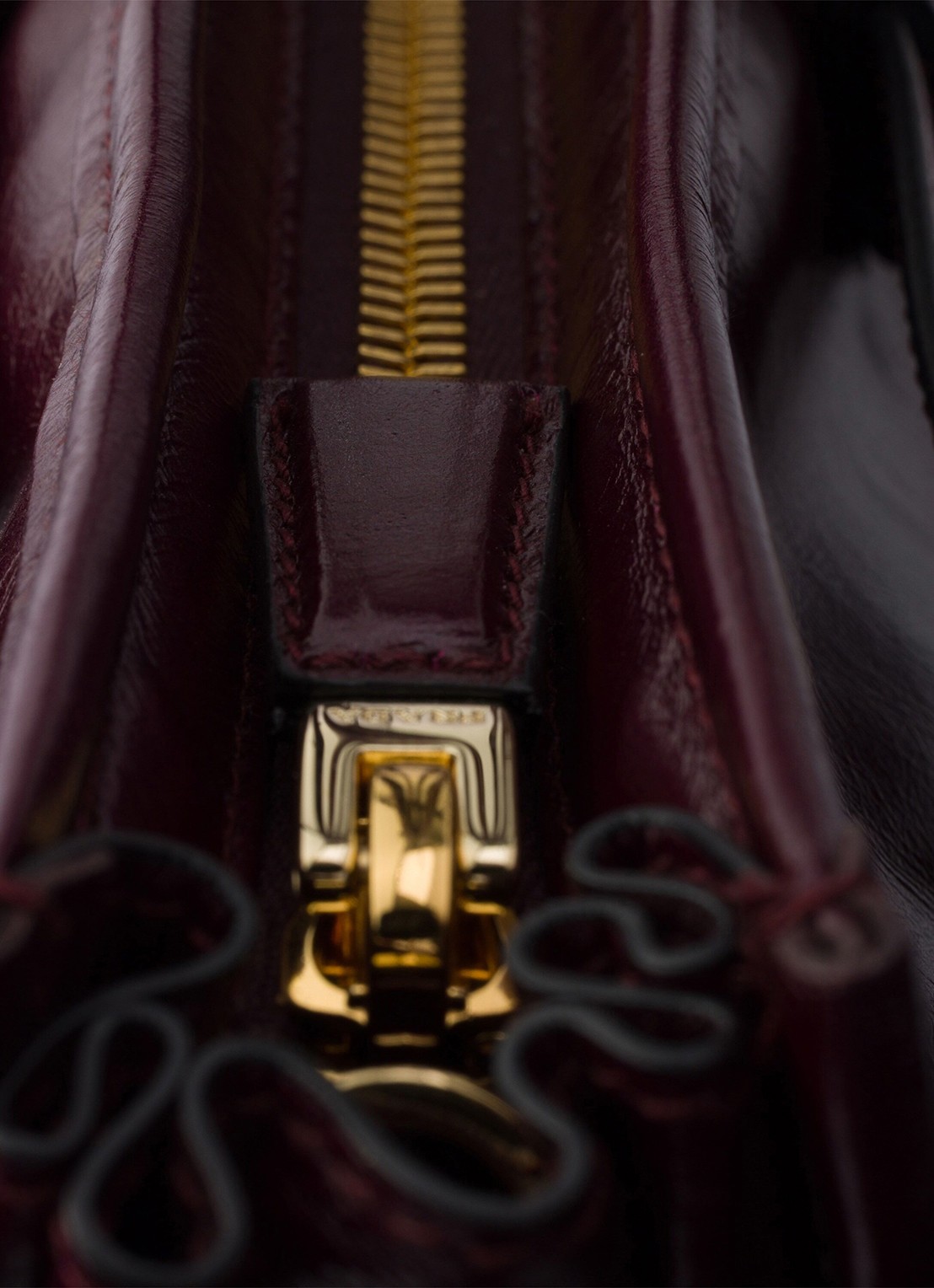 Prada Bonnie Extra-Large schoudertas van kalfsleer - detail 4 bordeauxrood