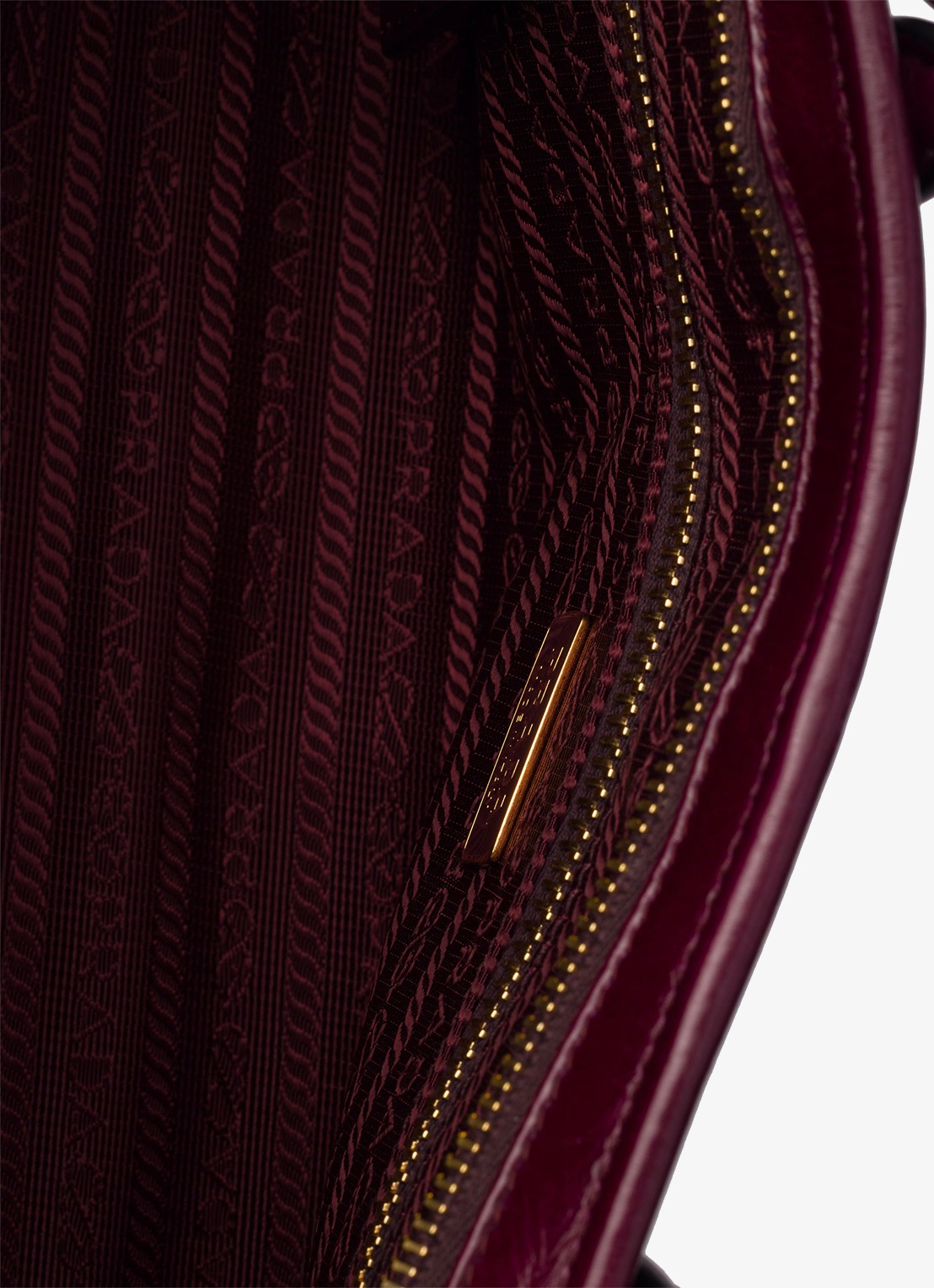 Prada Bonnie Medium schoudertas van kalfsleer - detail 5 bordeauxrood