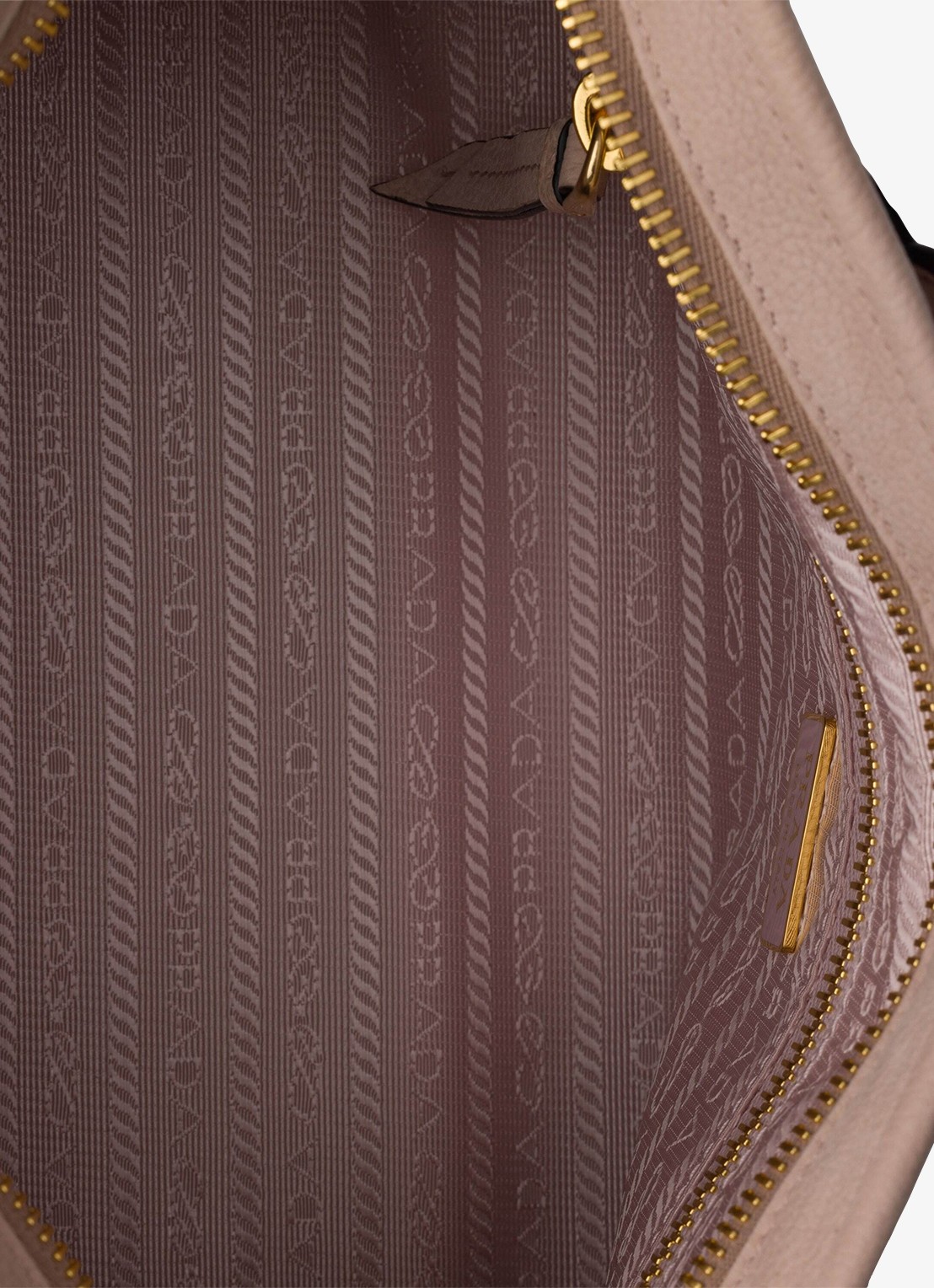 Prada Bonnie Medium schoudertas van nubuck - detail oudroze