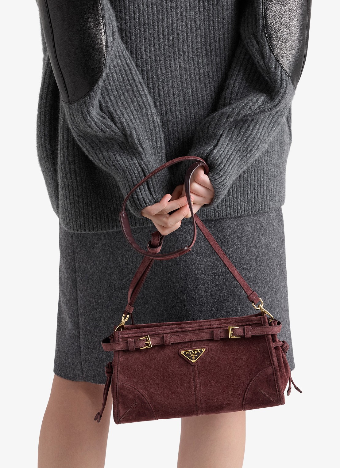 Prada Bonnie Small schoudertas van kalfssuède - detail bordeauxrood