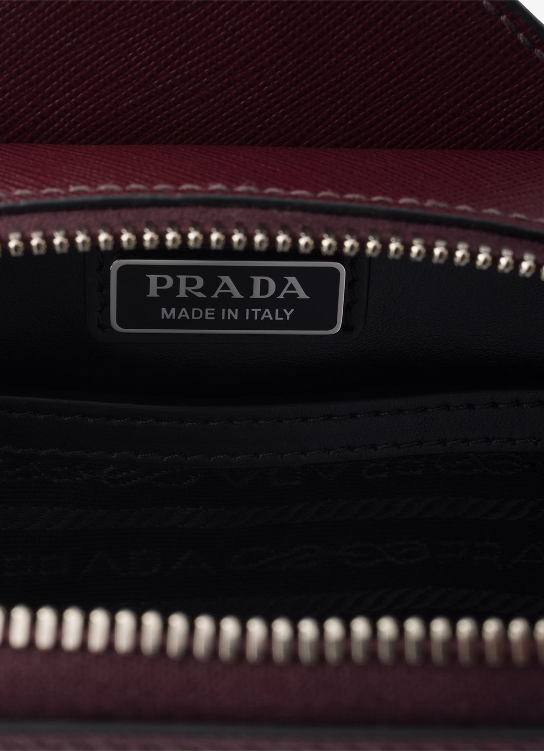 Prada Brique schoudertas van kalfsleer - detail bordeauxrood