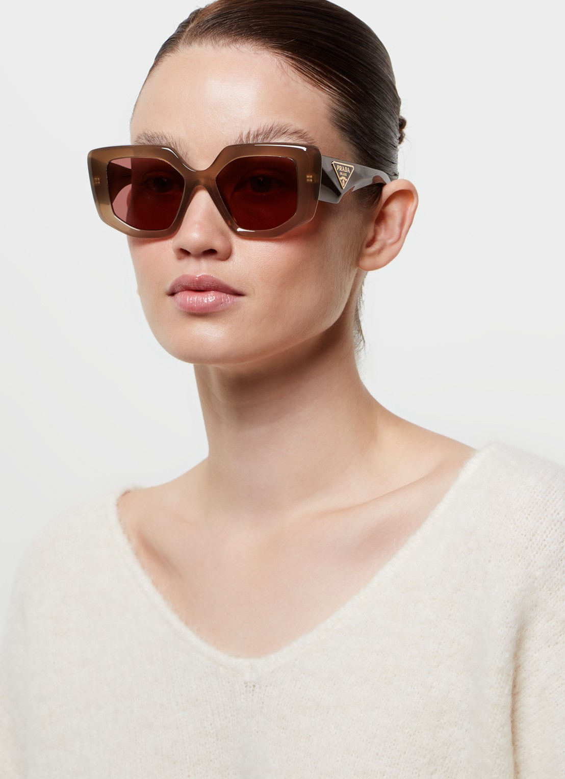 Prada Butterfly zonnebril PR14ZS  - voorkant 2 lichtbruin