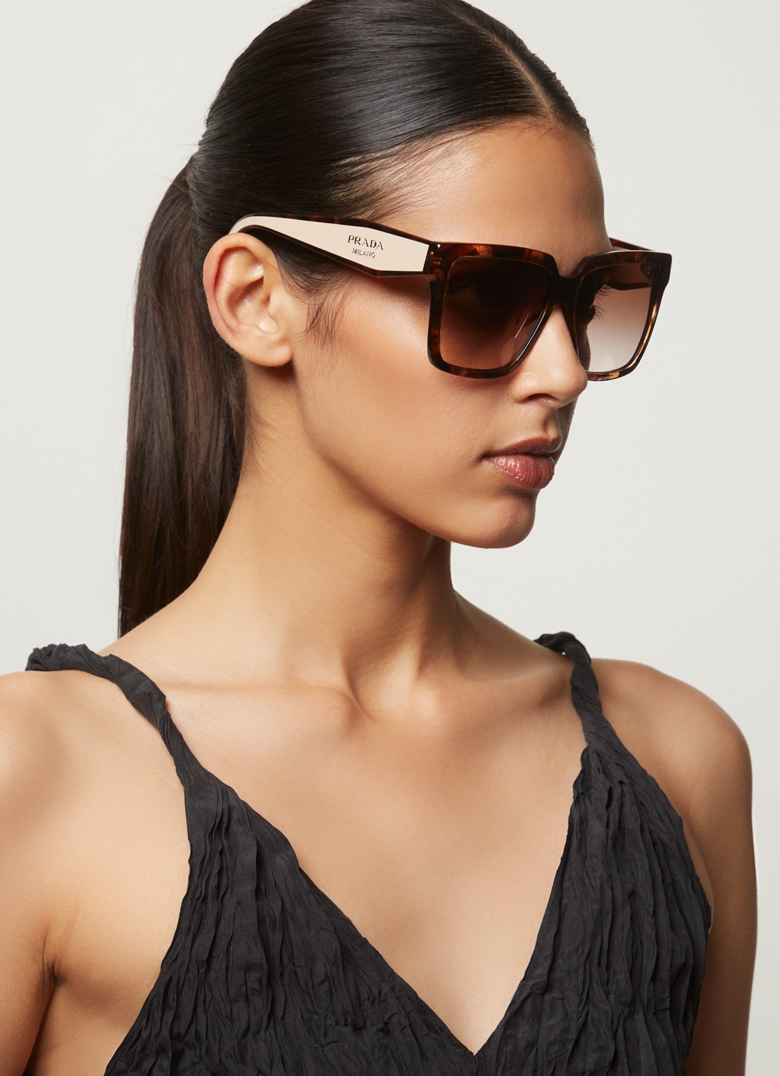 Prada Butterfly zonnebril PR24ZS  - voorkant 5 donkerbruin