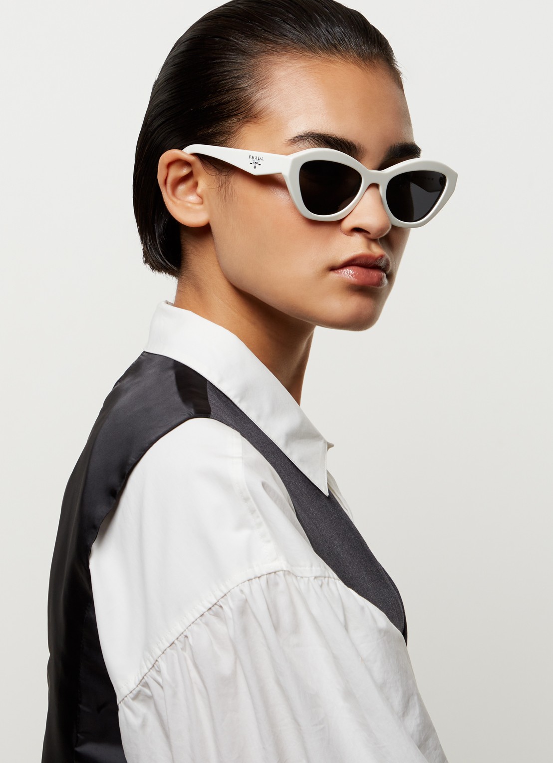 Prada Cat Eye zonnebril PRA02S  - voorkant 5 gebroken wit