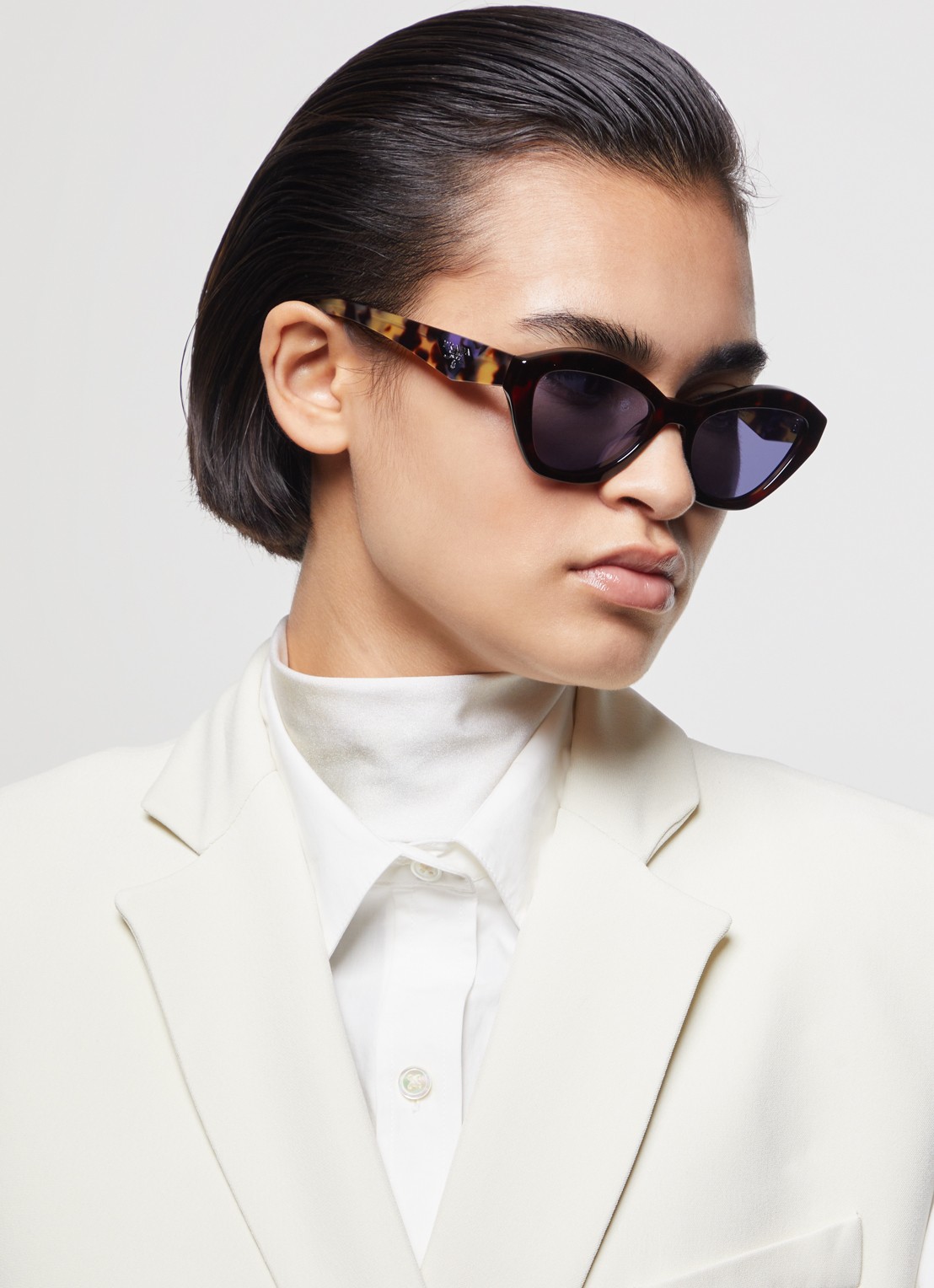 Prada Cat Eye zonnebril PRA02S - voorkant 2 donkerbruin