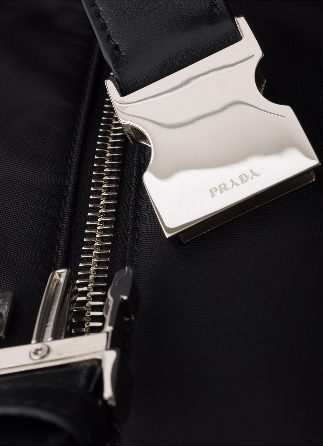 Prada Chérie Re-Nylon Mini handtas met leren details - detail 4 diepzwart