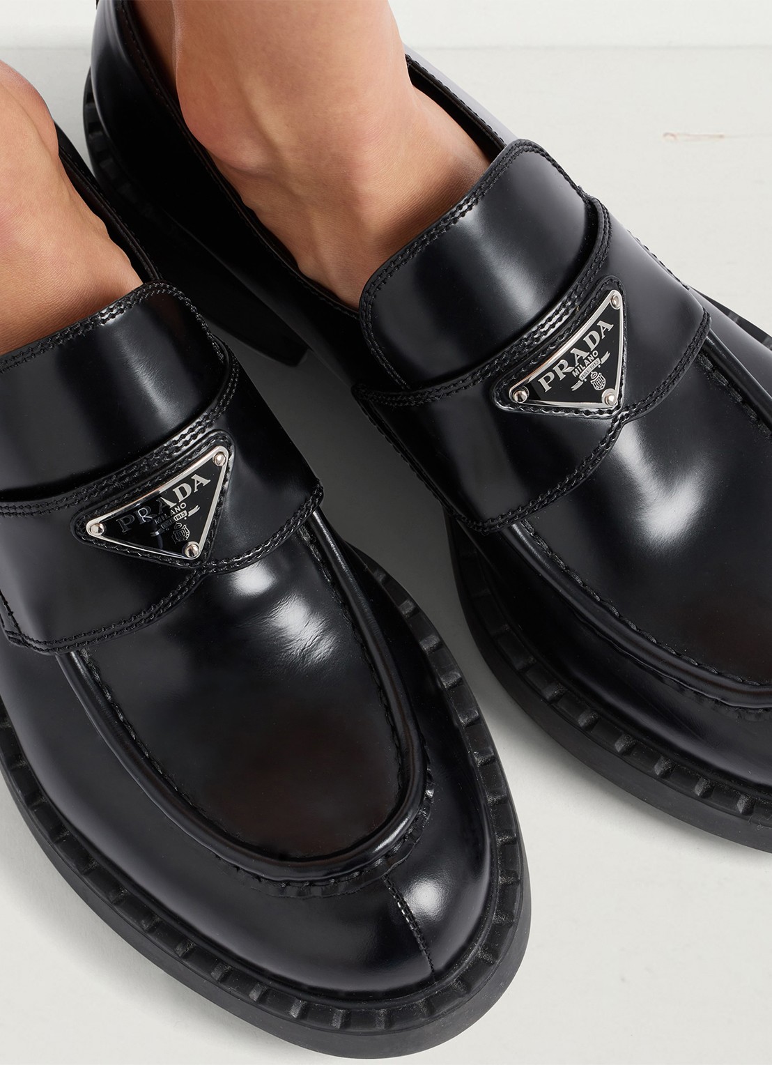 Prada Chocolate loafer van leer met logo  - detail 4 zwart