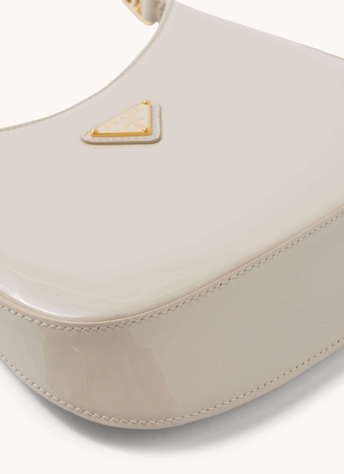 Prada Cleo schoudertas van lakleer - detail 7 creme