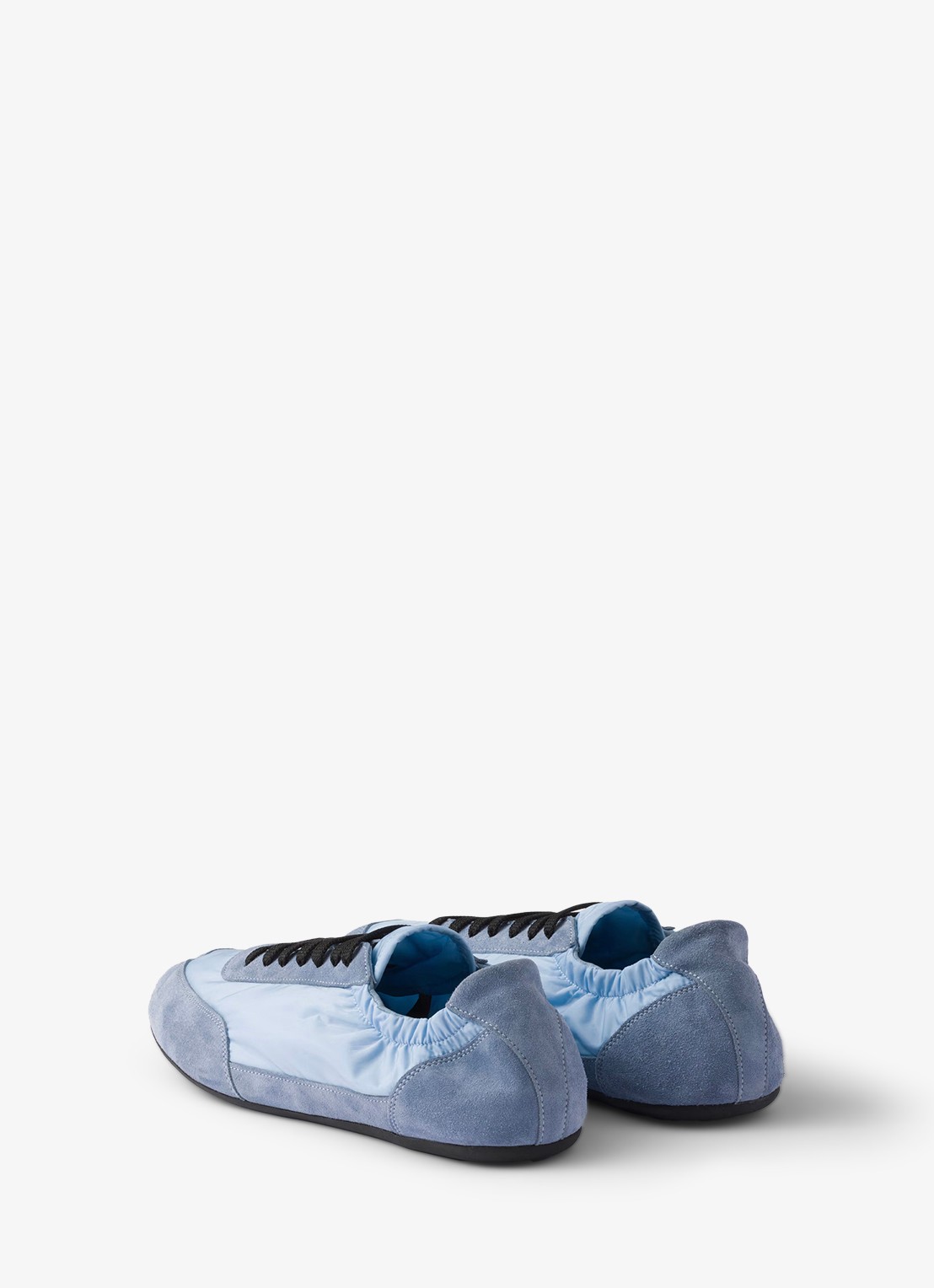 Prada Collapse Re-Nylon sneaker met suède details - achterkant 3 lichtblauw