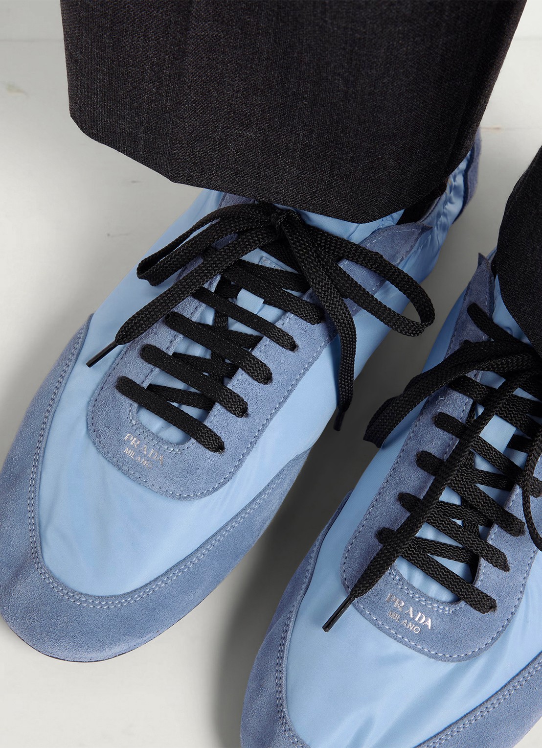 Prada Collapse Re-Nylon sneaker met suède details - detail 4 lichtblauw