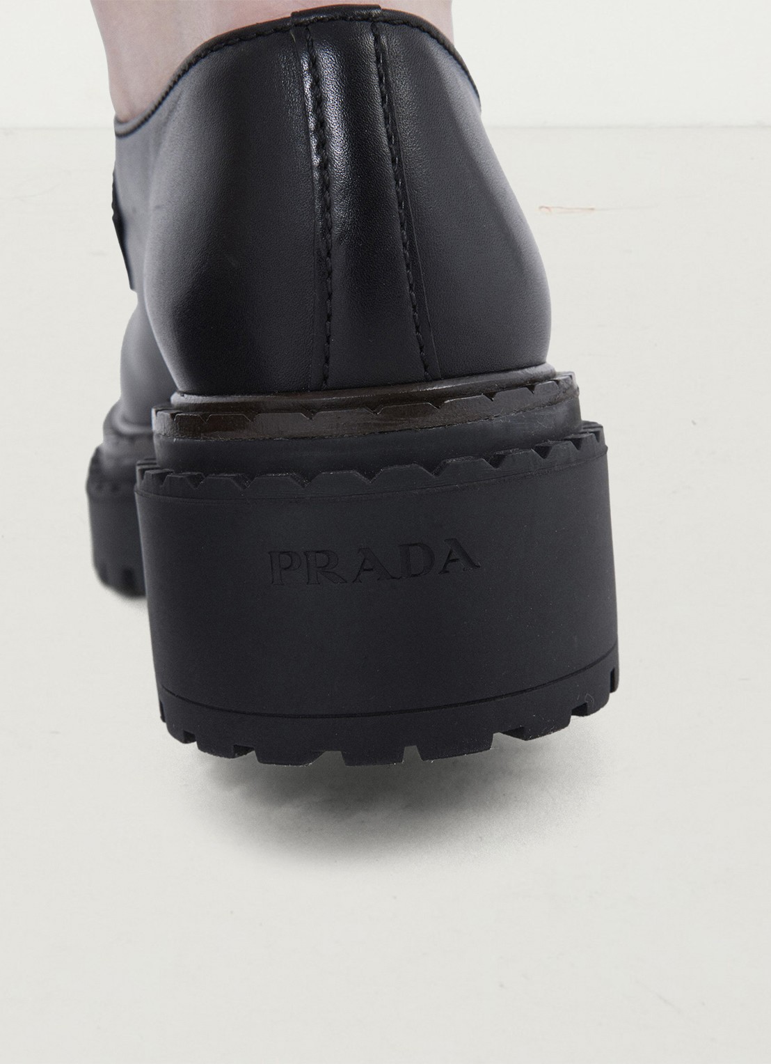 Prada Double Chocolate loafer van leer - detail 4 zwart