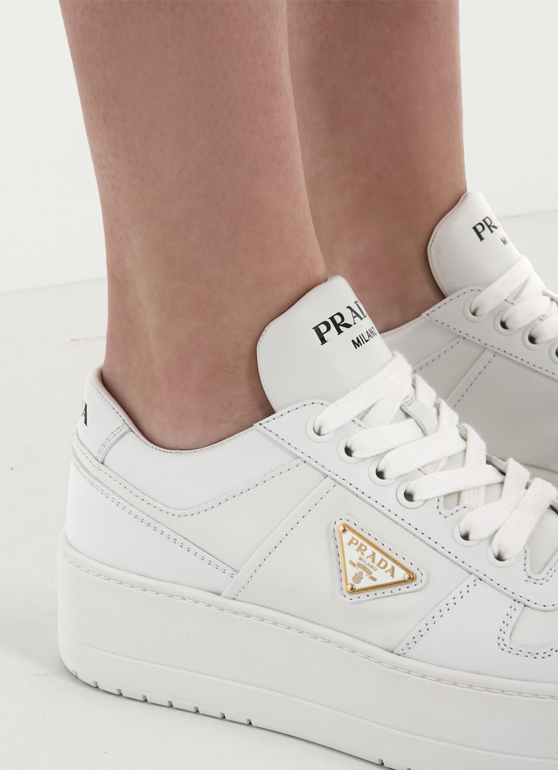 Prada Downtown Bold sneaker van leer met plateauzool - detail wit