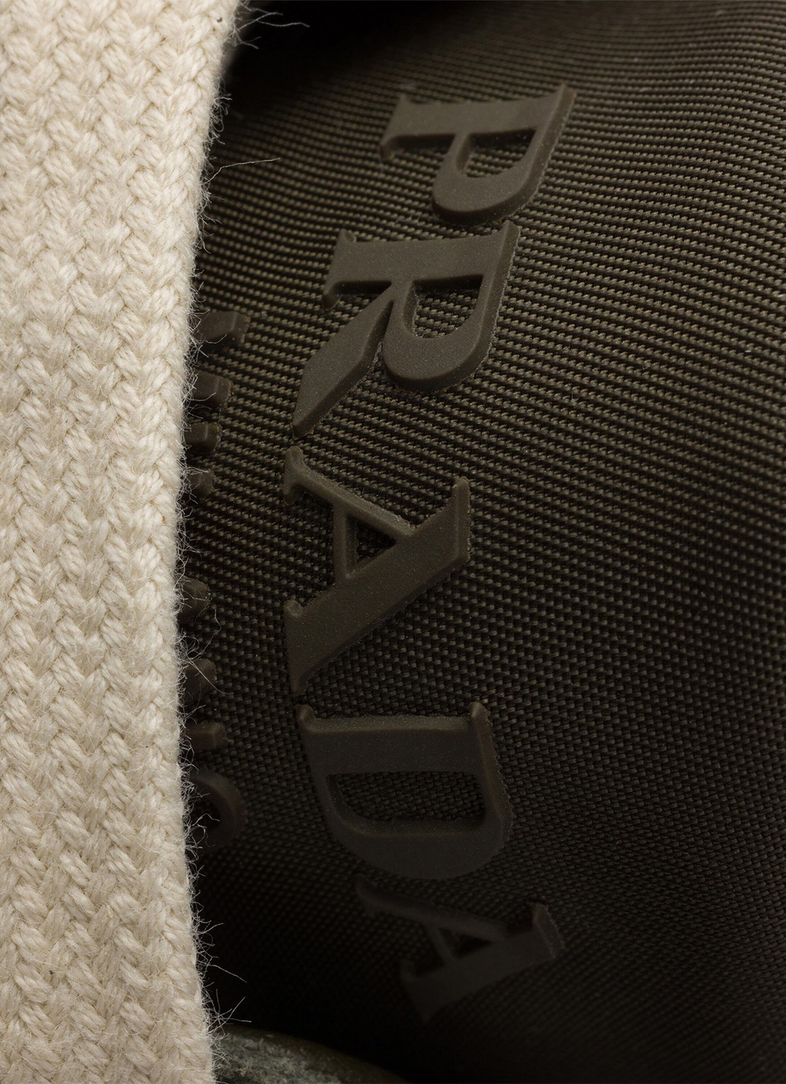 Prada Downtown Re-Nylon sneaker met suède details - detail 4 groen