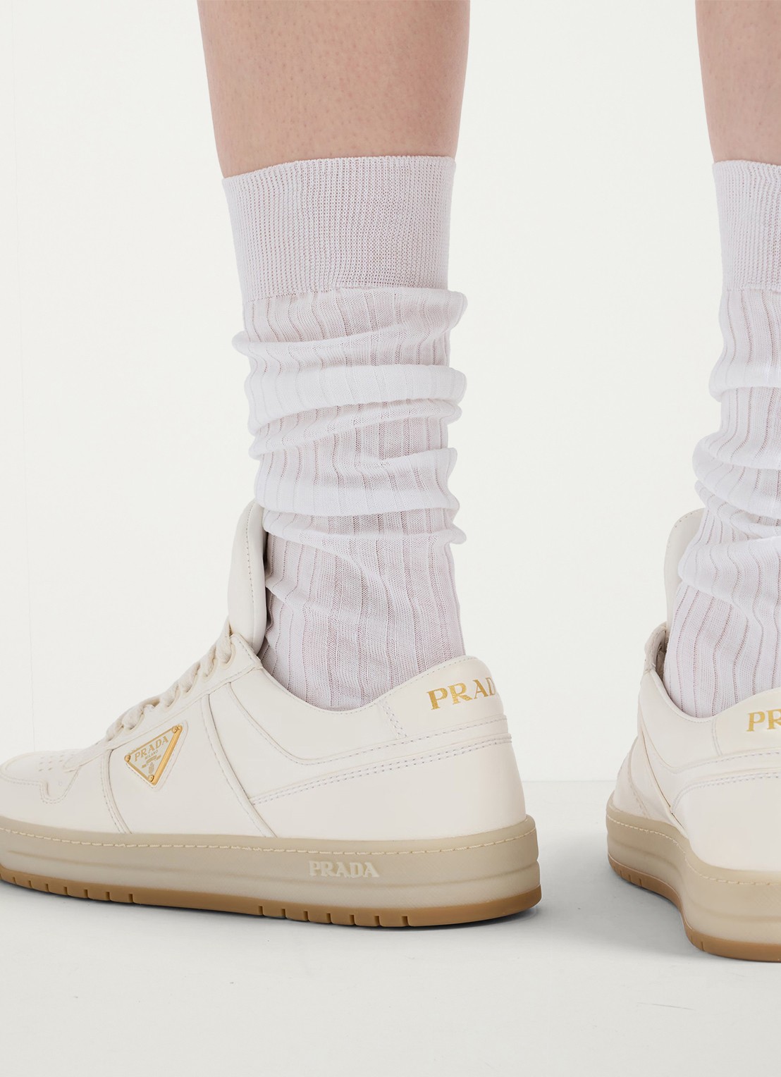 Prada Downtown sneaker van leer  - achterkant gebroken wit