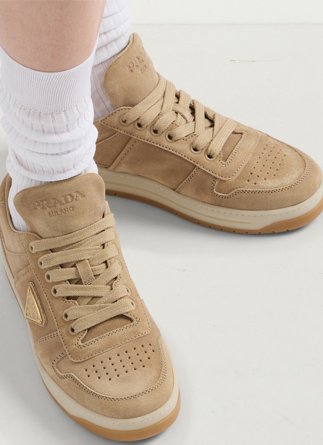 Prada Downtown sneaker van suède met logo - detail beige